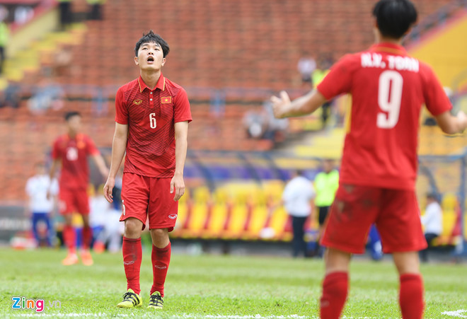 Xuân Trường (trái) sẽ vắng mặt ở trận đấu của U22 Việt Nam với Philippines ngày 20/8 vì nhận thẻ vàng thứ 2. 