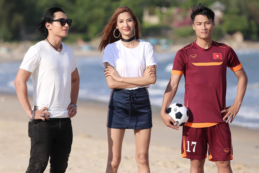 Mạc Hồng Quân (phải) trông giống cầu thủ hay ngôi sao showbiz?