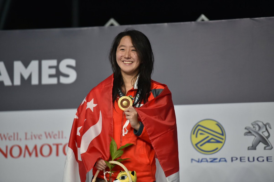 Jing Wen trên bục nhận HCV cự li 200m bướm SEA Games 29. 