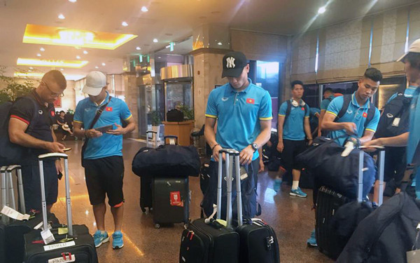 Các cầu thủ làm thủ tục nhận phòng