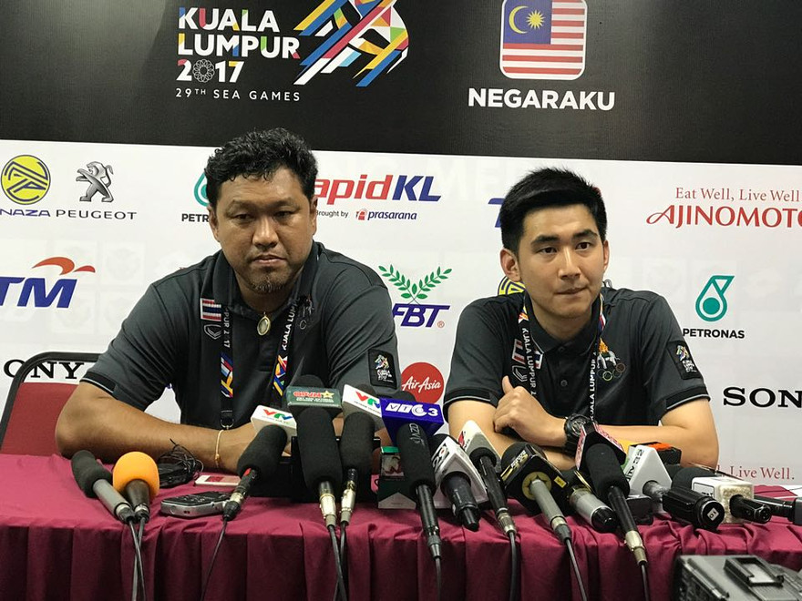 HLV trưởng Thái Lan Srimaka sau trong phòng họp báo sau trận thắng 3-0 U22 Việt Nam