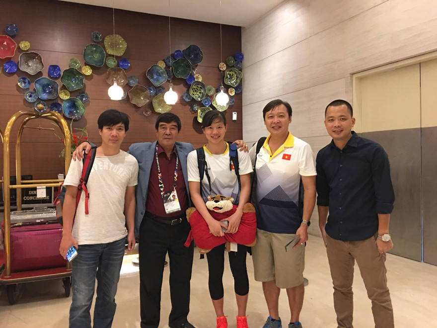 Thầy trò Ánh Viên tại khách sạn Berjaya Times Square, Kuala Lumpur.