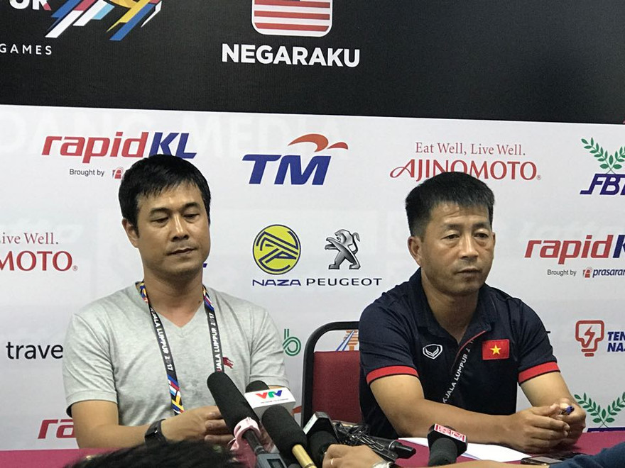 Khuôn mặt thất vọng của HLV Nguyễn Hữu Thắng trong phòng họp báo.