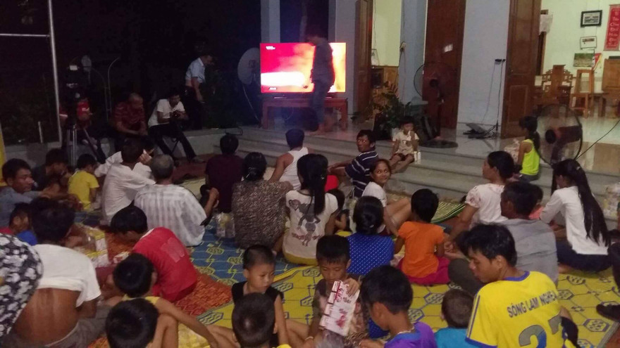 Người thân và hàng xóm tới nhà Công Phượng xem bóng đá SEA Games. 
