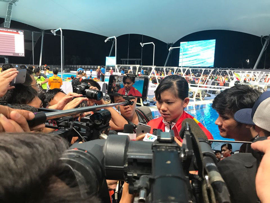 Ánh Viên trong vòng vây báo chí Việt Nam tại Malaysia. Ảnh Nguyên Phong.