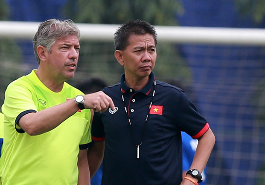 Ông Jurgen Gede (trái) sát cánh với HLV Hoàng Anh Tuấn nhưng có vai trò không rõ nét ở U22 Việt Nam.