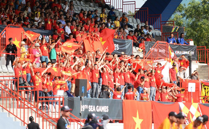 CĐV tiếp lửa cho các cầu thủ nữ Việt Nam trong trận đấu với Myanmar. Ảnh: Zing