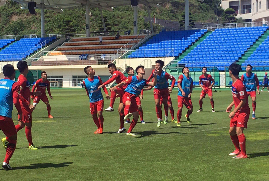 Thầy trò HLV Hữu Thắng dốc sức để giành HCV SEA Games 29. (ảnh Nhật Đoành)