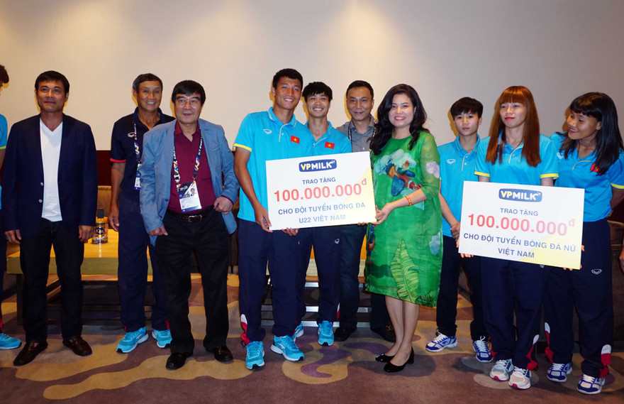 Công Phượng và đồng đội tươi tắn nhận quà từ nhà tài trợ.