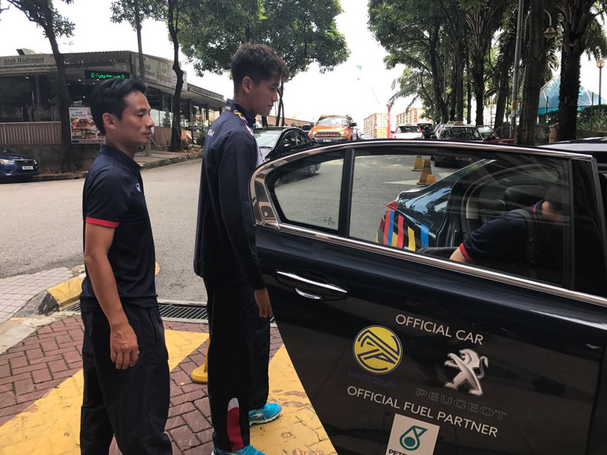 BHL đội tuyển U22 Việt Nam đưa Phí Minh Long đi kiểm tra chấn thương.