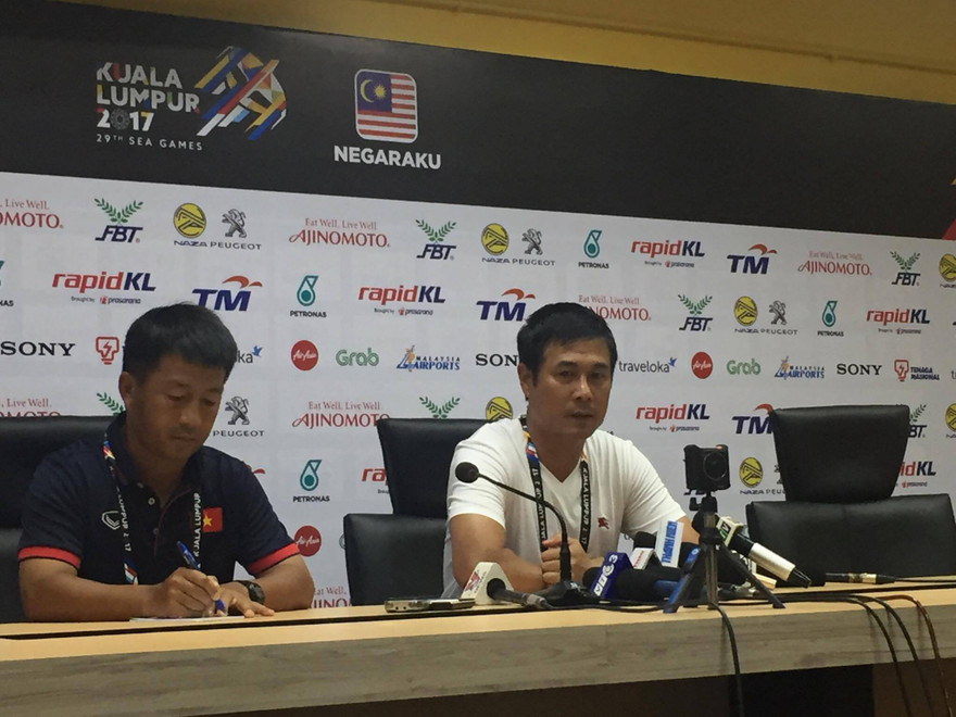 HLV Hữu Thắng trong buổi họp báo. Ảnh: Huy Hoàng