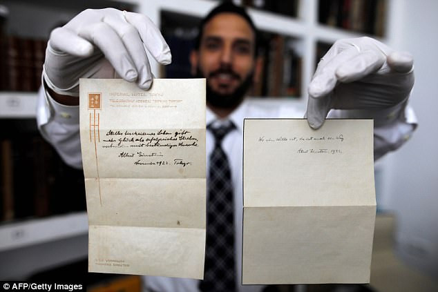 Bút tích được cho là "thuyết hạnh phúc" của thiên tài Einstein vừa được bán với giá 1,56 triệu USD.