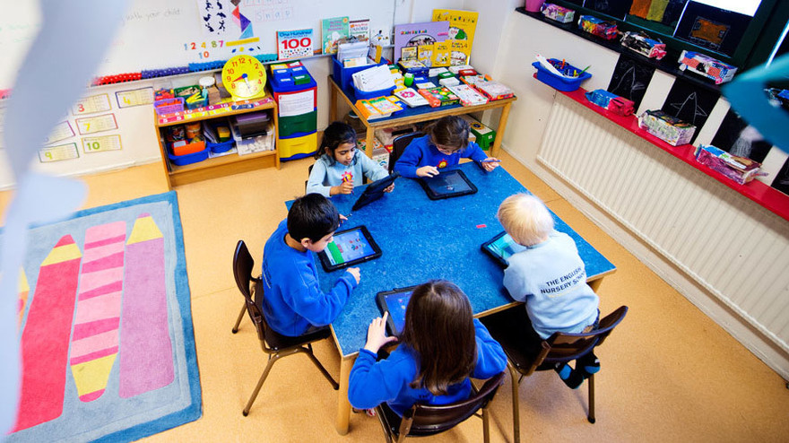 Trường học Thụy Điển giao bài tập viết thư tuyệt mệnh cho học sinh.