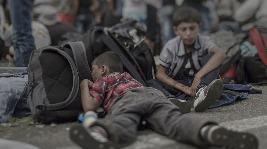 Ahmad, 7 tuổi, ngủ trên vỉa hè ở biên giới Hungary- Áo. Tại quê nhà ở Idlib, một quả bom rơi trúng nhà cậu khiến em trai cậu thiệt mạng.