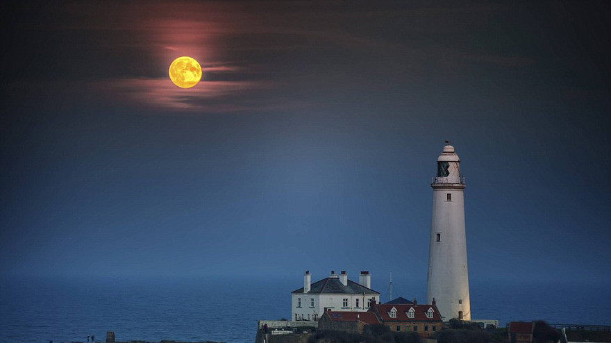 Sở dĩ có tên siêu trăng máu là bởi mặt trăng to và sáng nhất năm xảy ra cùng hiện tượng nguyệt thực. 