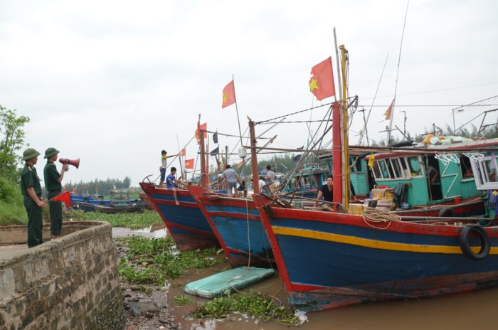 Nhiều địa phương triển khai cấm biển, sơ tán dân khỏi khu vực nguy hiểm