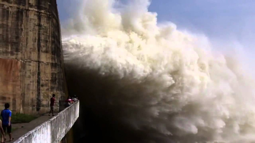 Dòng chày về hồ đang gi tăng, buộc thủy điện Hòa Bình tiếp tục mở cửa xả đáy thứ 3