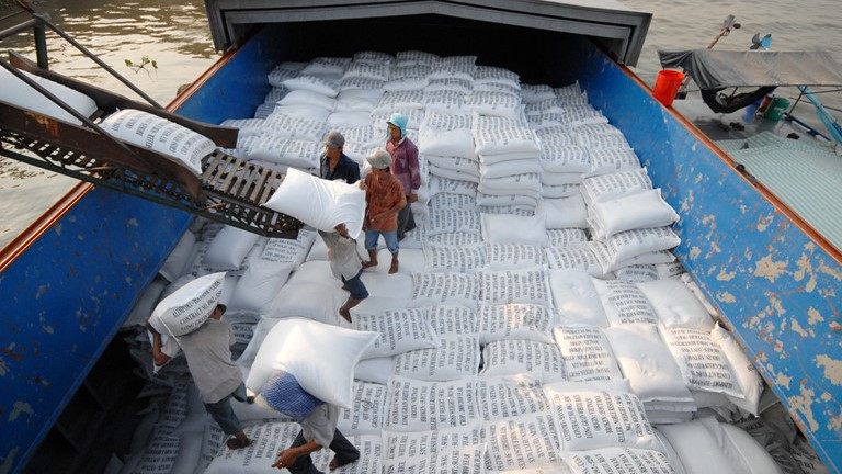 Nhiều doanh nghiệp cho rằng, việc điều hành giật cục, không nhất quán của các bộ khiến doanh nghiệp thiệt hại nặng nề 