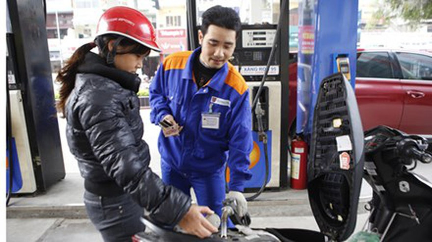 Từ 15h hôm nay, xăng E5RON92 giảm 613 đồng, xuống còn 11.343 đồng một lít