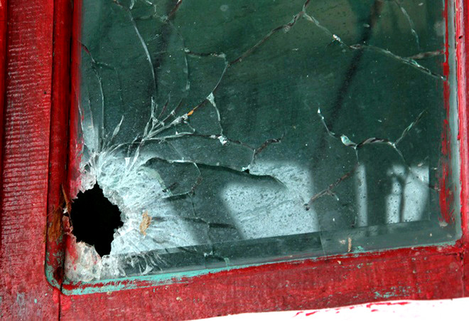 Vết bắn làm thủng kính tàu. Ảnh: VnExpress