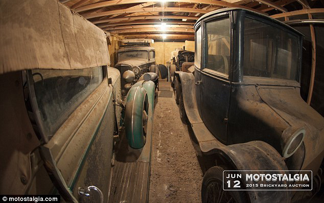 5 xe cổ đắt giá 'bỏ quên' trong nhà kho suốt 40 năm