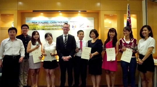 Đại sứ Manning trao giải cho 5 tác giả có tác phẩm xuất sắc nhất. 