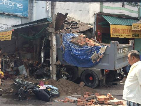 Hàng chục xe máy bị vùi lấp