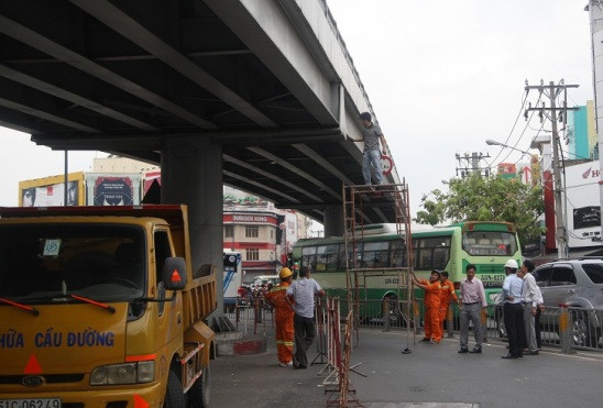 Container 'đả thương' cầu vượt bằng thép