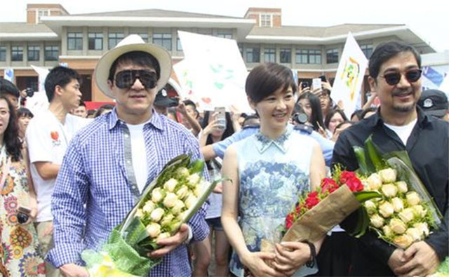 Thành Long nhận hoa chúc mừng trong buổi khai trương Học viện.