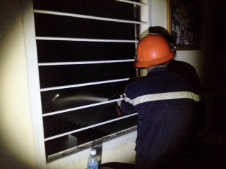 Cảnh sát nỗ lực khống chế ngọn lửa.