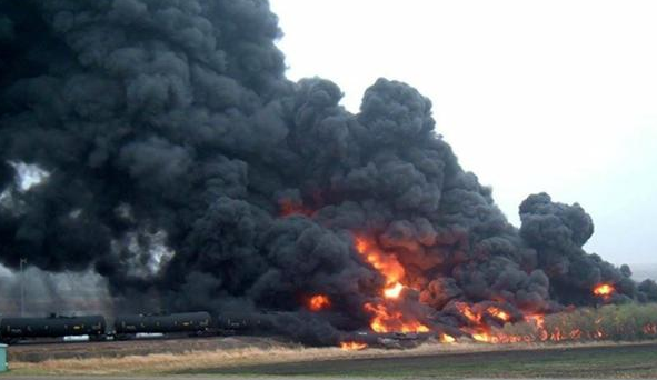Lửa khói bốc lên nghi ngút. Ảnh: RT