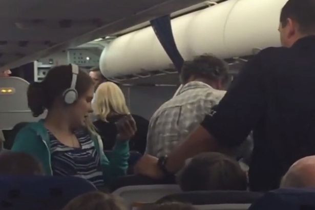 Cả gia đình bị "mời' ra khỏi máy bay. Ảnh: Mirror