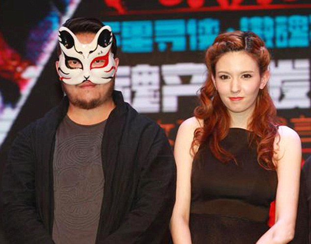  Rola Misaki và vị đại gia đeo mặt nạ. Ảnh: Dailymail