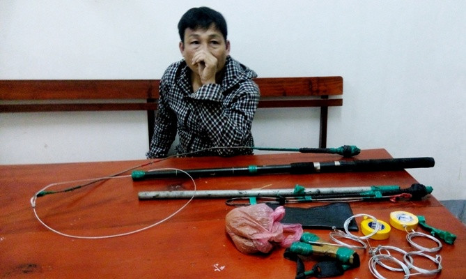 Đối tượng Hoàng Văn Hoàn cùng tang vật tại cơ quan công an.