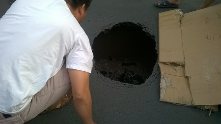 Hố tử thần bất ngờ xuất hiện trước số nhà 106 Đại Cồ Việt. 