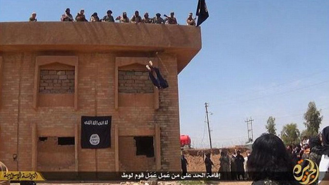 IS hành quyết dã man những đàn ông đồng tính. Ảnh: Dailymail