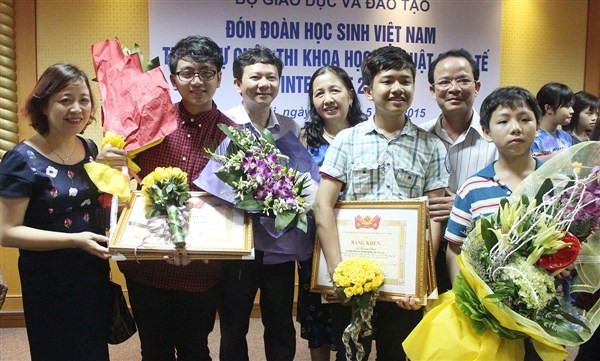 Các em chụp ảnh bên người thân.