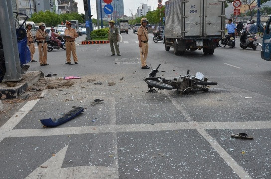 Chiếc xe máy bị tông bay gần 10m sang làn đường ngược lại.