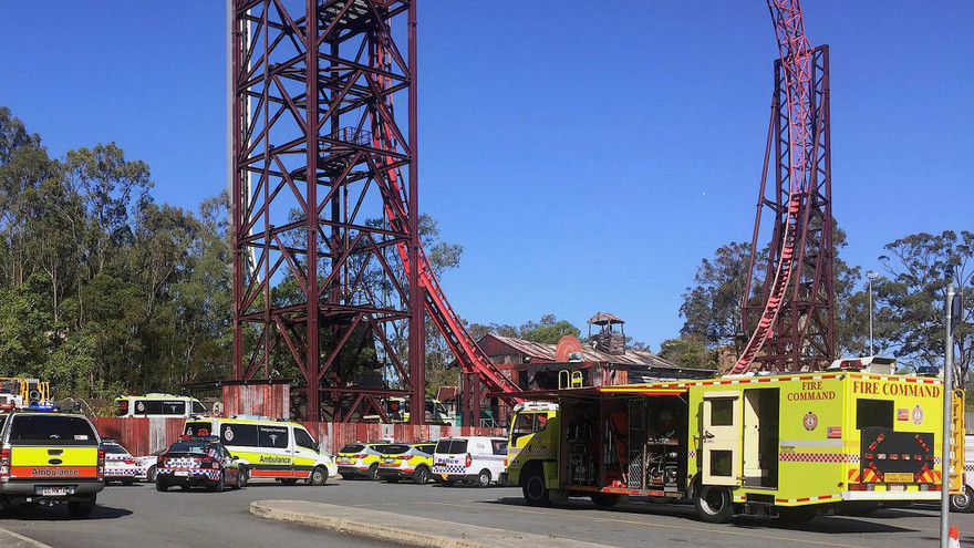 Xe cảnh sát và cứu thương bên ngoài công viên giải trí Dream World sau vụ tai nạn