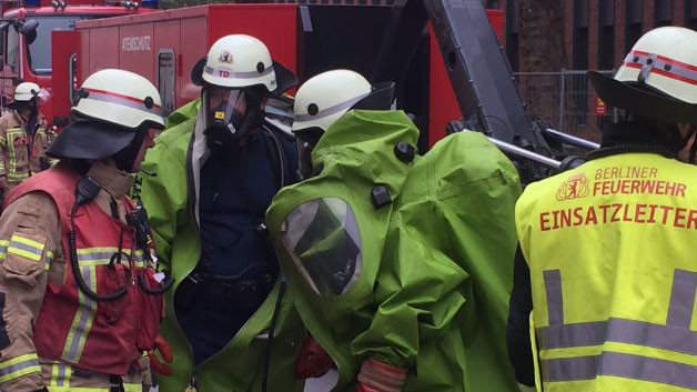 Các nhân viên cứu hỏa mặc áo bảo hộ chuyên dụng vào trong tòa nhà.