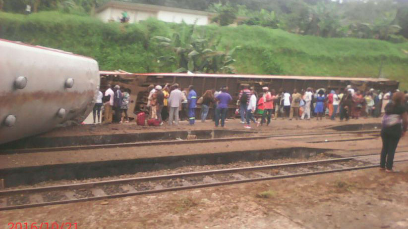 Hiện trường vụ tàu trật bánh ở Cameroon
