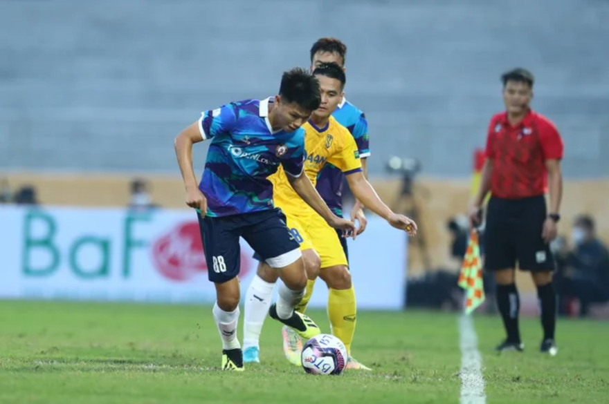 Topeland Bình Định (áo xanh) có chiến thắng đầu tay ở Night Wolf V-League 2022 (ảnh Zing)