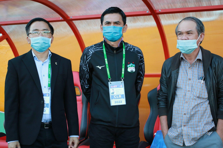 HLV Kiatisuk nuôi tham vọng đưa HAGL vô địch V-League 2022 bất kể bầu Đức chỉ muốn đá cho vui. (ảnh Hữu Phạm)