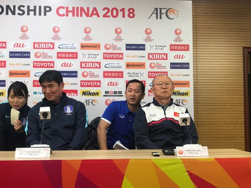 HLV Park Hang Seo và người đồng hương Kim Bong-gil ở buổi họp báo sáng 10/1 tại Côn Sơn.