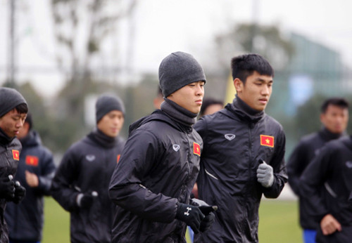 HLV Park Hang Seo và các cầu thủ U23 Việt Nam gặp thời tiết rất lạnh ở Thượng Hải, Trung Quốc.