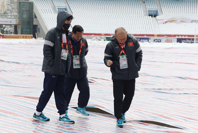 HLV Park Hang Seo kiểm tra mặt sân Thường Châu vào chiều 26/1. 