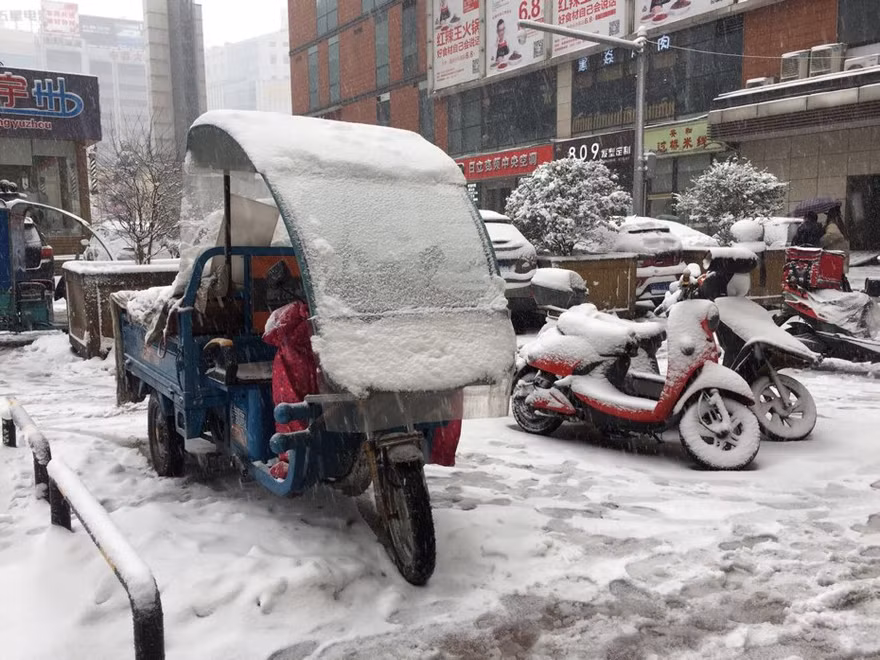 Tuyết rơi dày, nhiệt độ thấp ở Thường Châu ảnh hưởng tới công tác chuẩn bị của U23 Việt Nam cho trận chung kết với Uzbekistan.