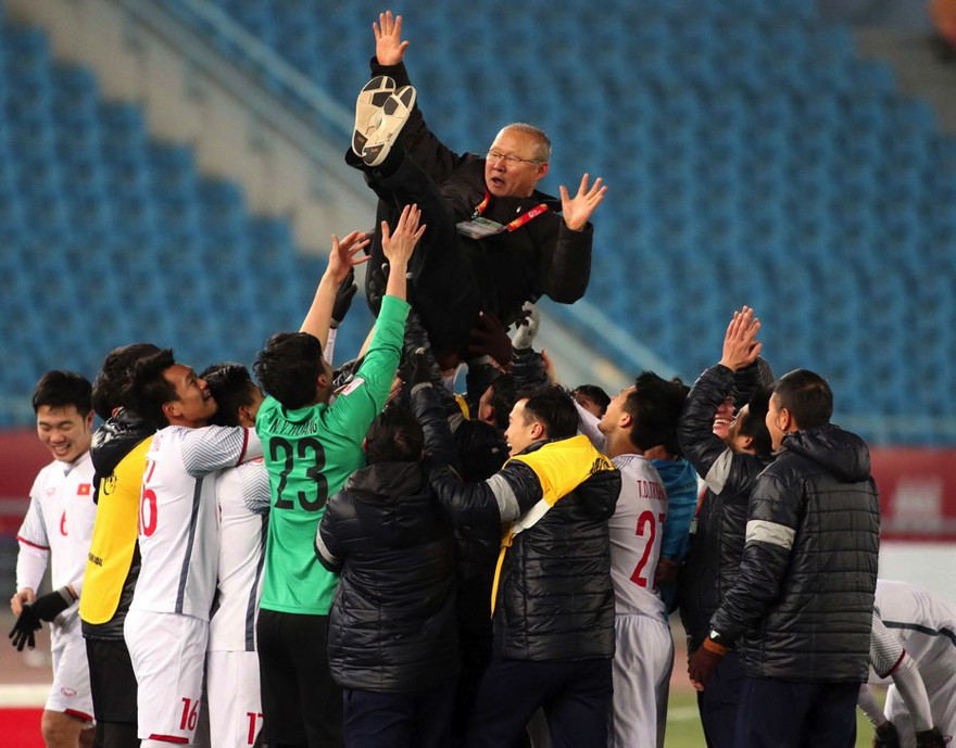 HLV Park Hang Seo và U23 Việt Nam ăn mừng chiến thắng trước Qatar hôm 23/1.