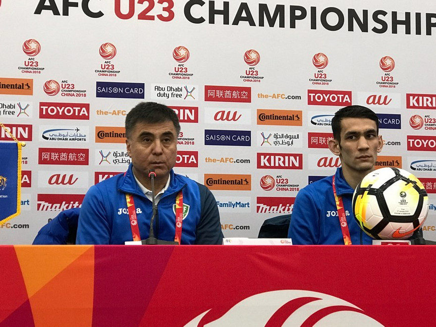 HLV Ravshan Khaydarov (trái) ở cuộc họp báo sáng 27/1 tại Thường Châu.