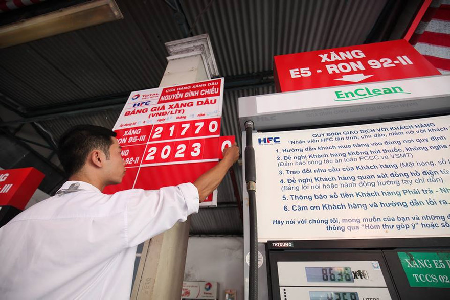 Xăng E5 RON92 có giá bán lẻ mới 20.231 đồng/lít từ 15h hôm nay. Ảnh: Như Ý